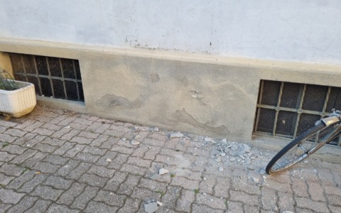 Crollano calcinacci dall’ex scuola elementare