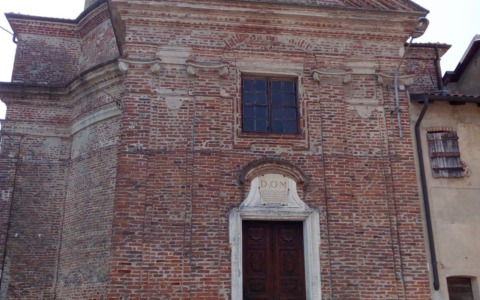 Botti sul sagrato della chiesa, identificate le auto coinvolte