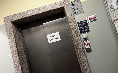 Oncologia, il trasloco al primo piano fa discutere: ascensore fuori uso