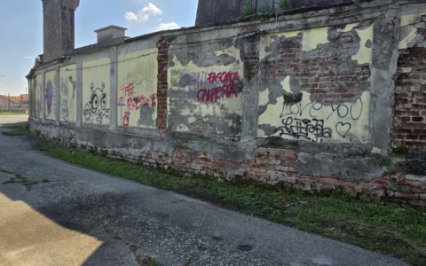 Il cimitero tra scritte blasfeme e il degrado dei muri perimetrali