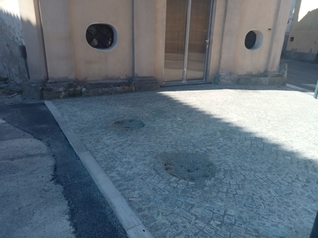 Vandali in azione: divelti i paletti del sagrato della chiesa