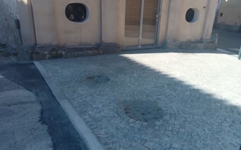 Vandali in azione: divelti i paletti del sagrato della chiesa