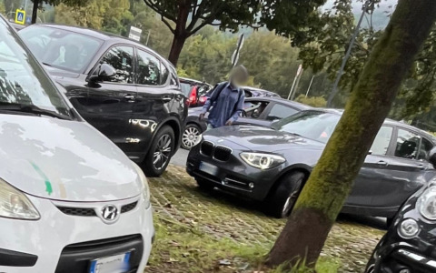 Parcheggiatore abusivo in azione tra via Orti e il Foro Boario