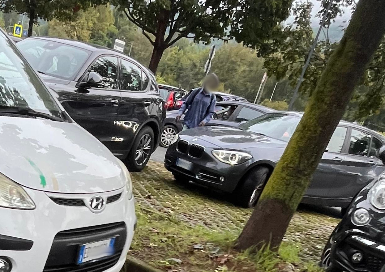 Parcheggiatore abusivo in azione tra via Orti e il Foro Boario