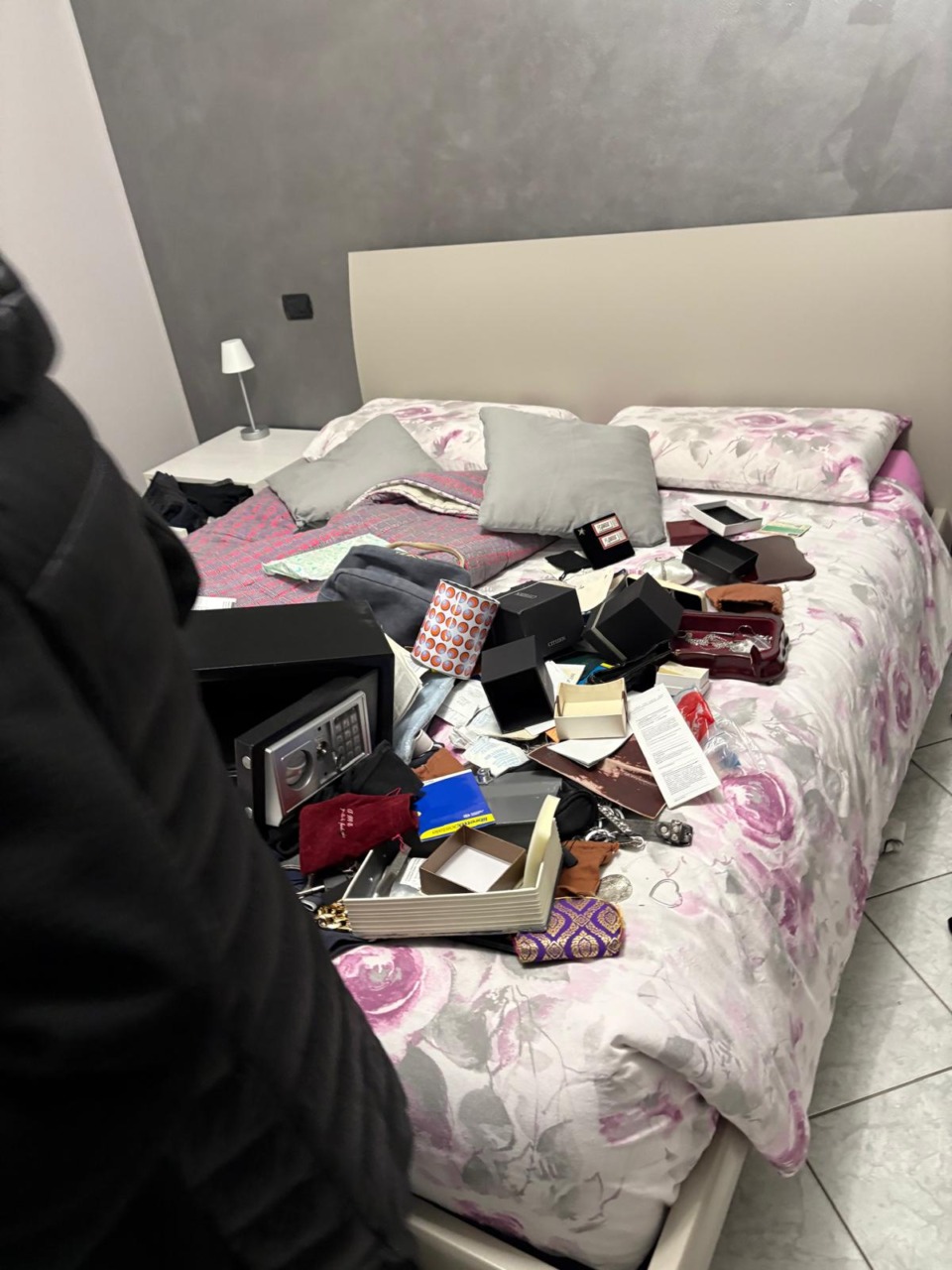 Allarme in via Di Nanni: furti in pieno giorno senza scasso