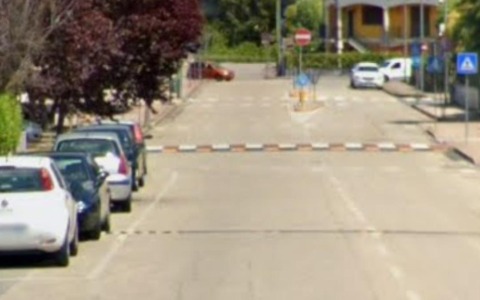 Follia in via Cena: contromano per evitare l’isolato