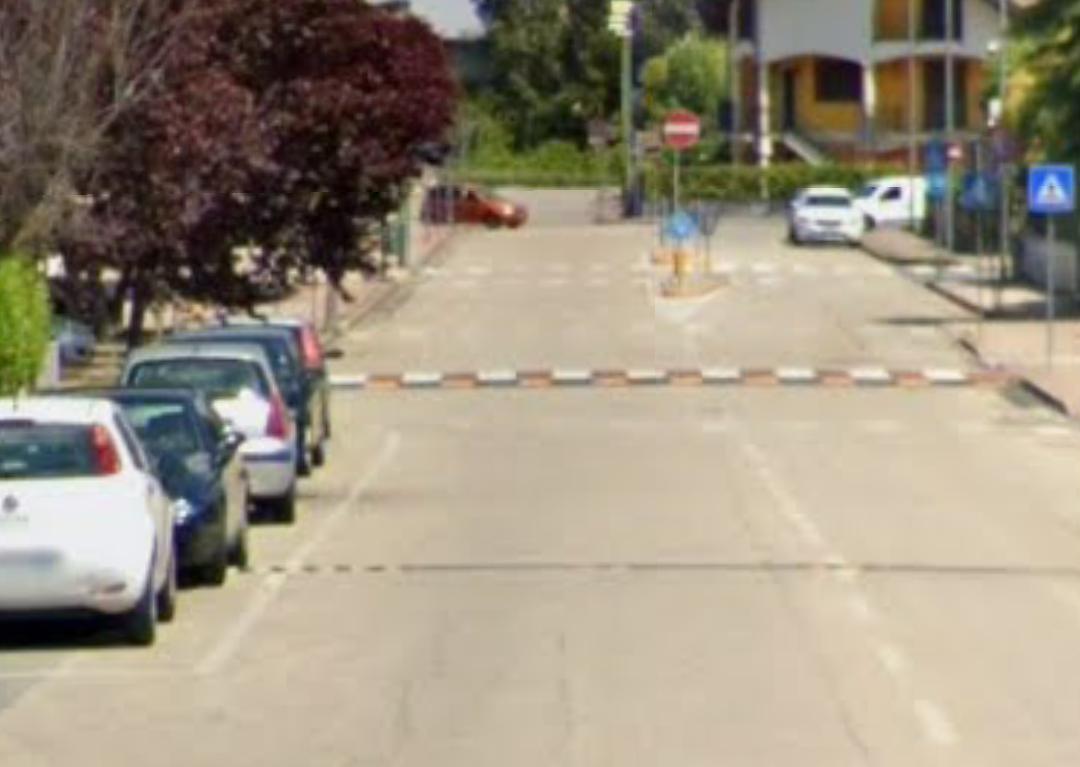 Follia in via Cena: contromano per evitare l’isolato