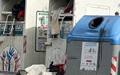 Cassonetti degli abiti usati presi d’assalto: gli scarti finiscono abbandonati in strada