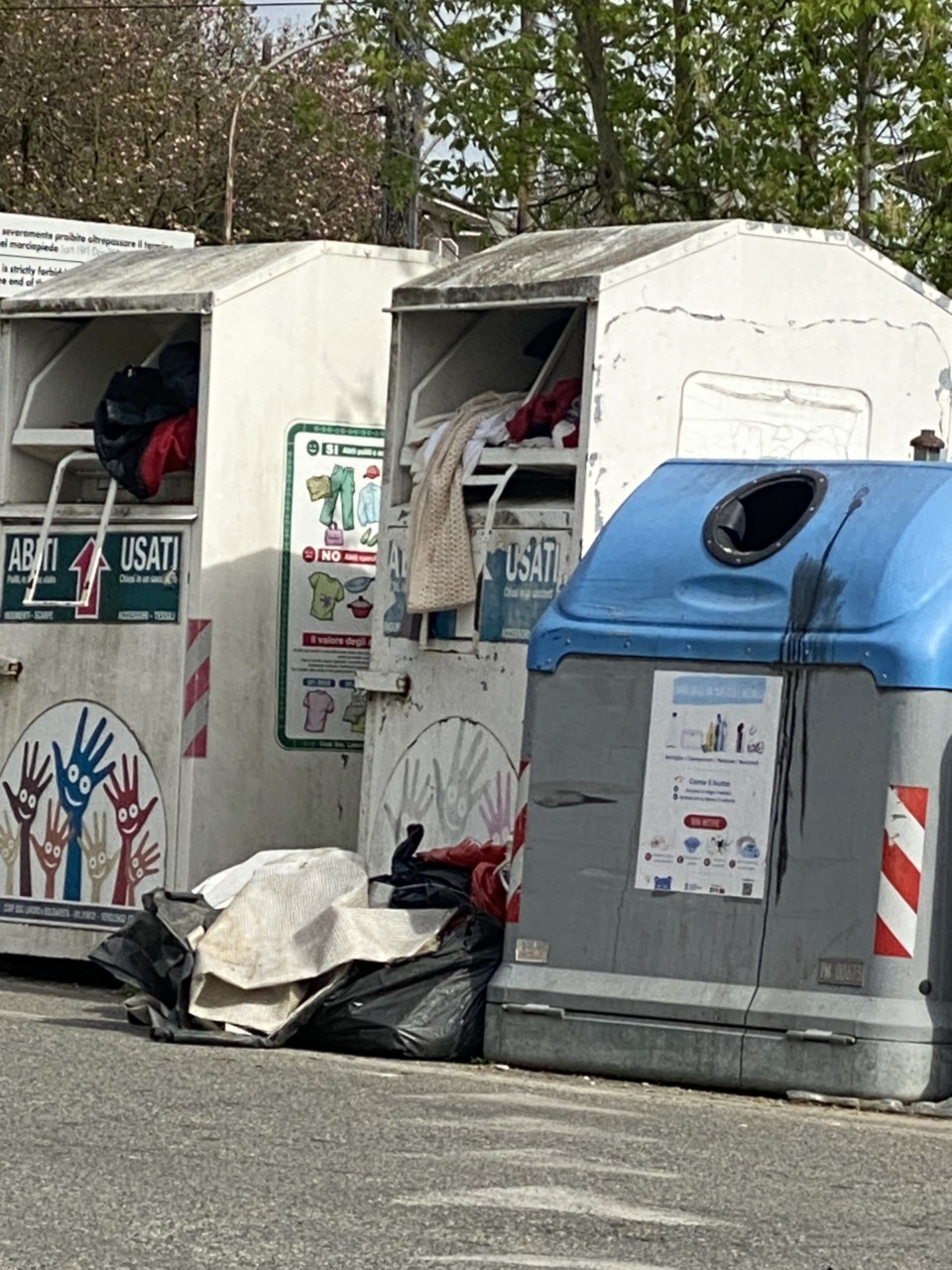 Cassonetti degli abiti usati presi d’assalto: gli scarti finiscono abbandonati in strada