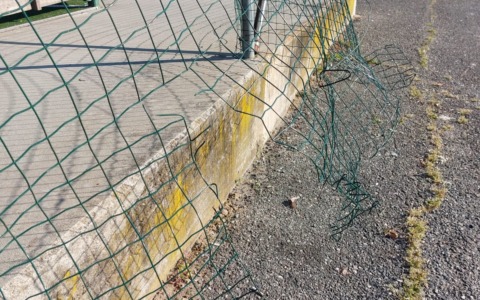 I vandali squarciano le reti del campetto dell’area fieristica
