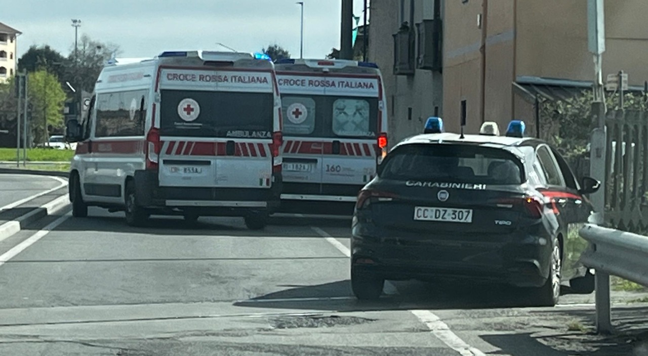 Corre nuda in mezzo alla strada: fermata una 40enne