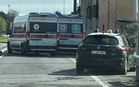 Corre nuda in mezzo alla strada: fermata una 40enne