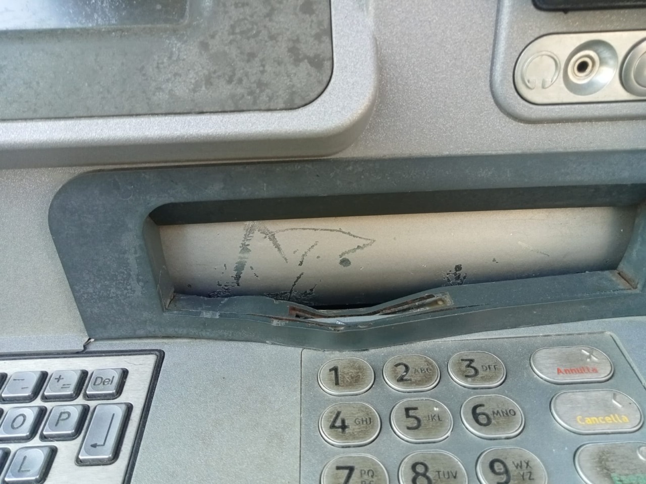 Sportellino scardinato e schermo spento, mistero sul bancomat