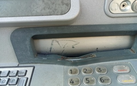 Sportellino scardinato e schermo spento, mistero sul bancomat