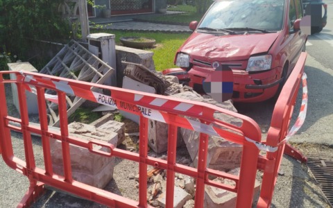 Auto si schianta contro una recinzione e abbatte i pali dei servizi