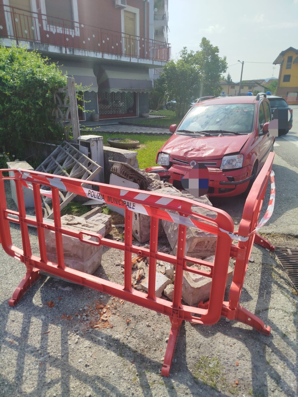 Auto si schianta contro una recinzione e abbatte i pali dei servizi