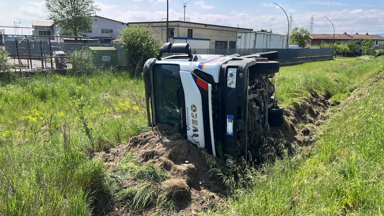 Paura sulla Sp11: camion di Gpl si ribalta a Casabianca, strada chiusa