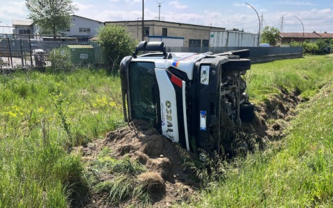 Paura sulla Sp11, camion di Gpl si ribalta a Casabianca