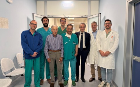 Due valvole riparate con un unico accesso a cuore battente