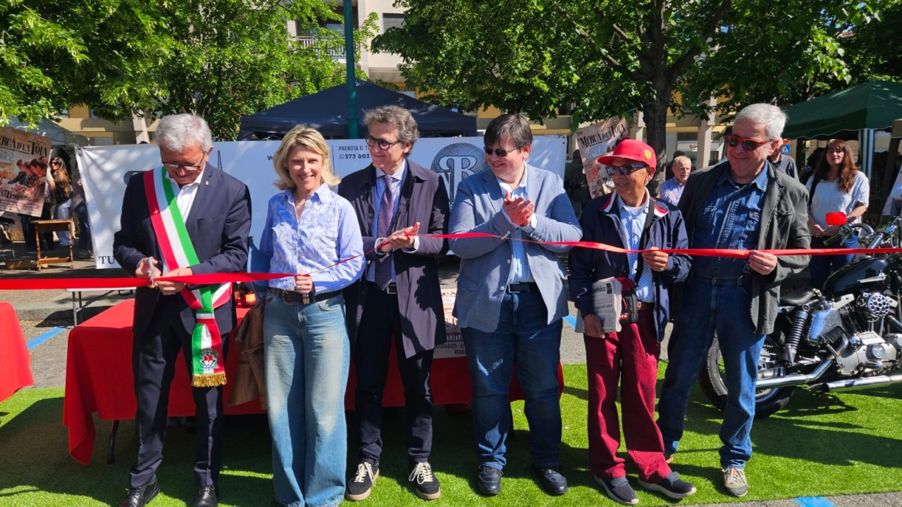 Grande successo per il ritorno del Mercà d’la Tola: folla, cultura e vintage protagonisti della domenica