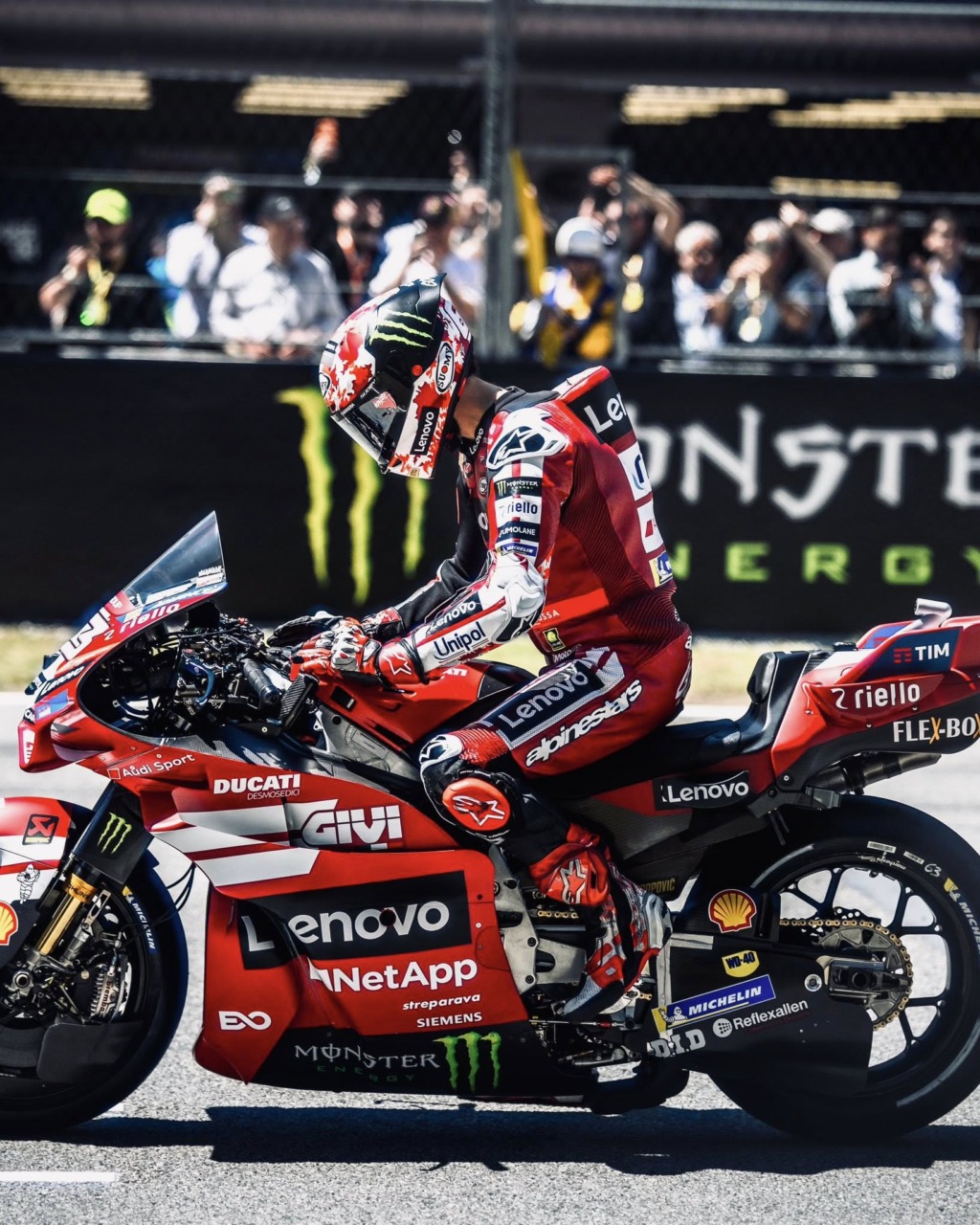 MotoGP Catalogna, Bagnaia si salva dal caos e arriva terzo
