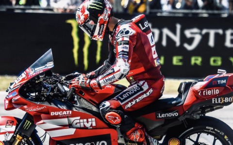 MotoGP Catalogna, Bagnaia si salva dal caos e arriva terzo