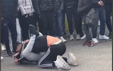 I ragazzini si picchiano, le ragazze li filmano: ogni giorno è una rissa