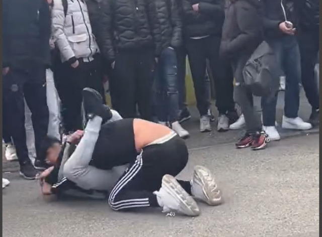 I ragazzini si picchiano, le ragazze li filmano: ogni giorno è una rissa