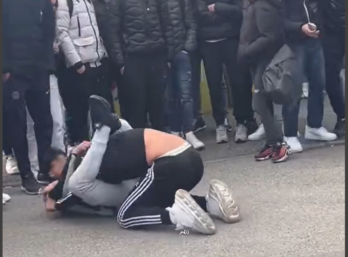 I ragazzini si picchiano, le ragazze li filmano: ogni giorno è una rissa