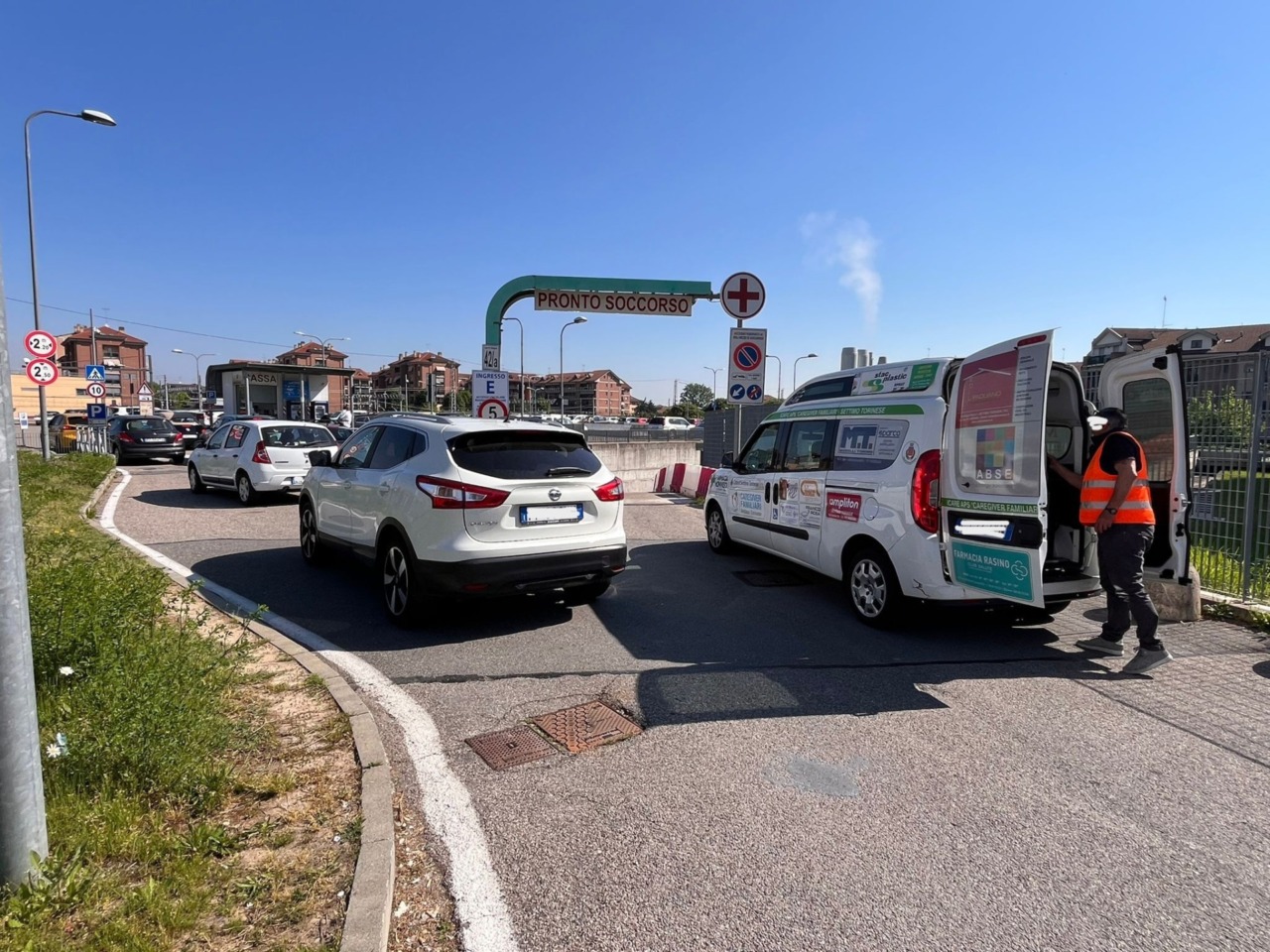 Caos ingresso Ospedale, parcheggi su via Regis: «Kiss&Go» come in aeroporto