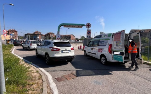 Caos ingresso Ospedale, parcheggi su via Regis: «Kiss&Go» come in aeroporto
