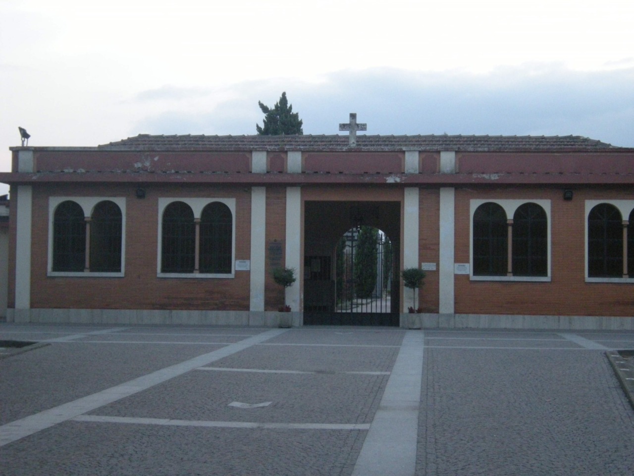 Sì all’ingresso dei cani al cimitero e all’accoglienza delle loro ceneri