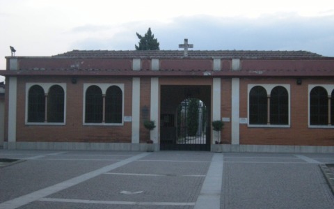 Sì all’ingresso dei cani al cimitero e all’accoglienza delle loro ceneri