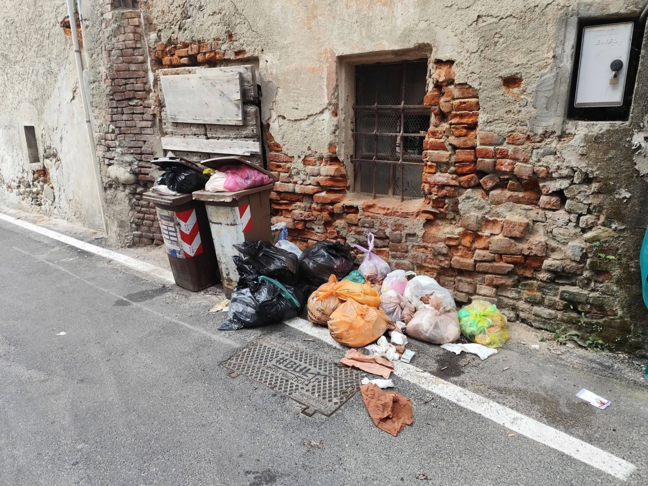 Rifiuti ovunque… anche fuori dalle «campane»