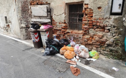 Rifiuti ovunque… anche fuori dalle «campane»