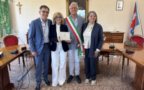 Il Comune premia la famiglia Regis