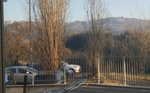 Vive in auto e insegue le donne
