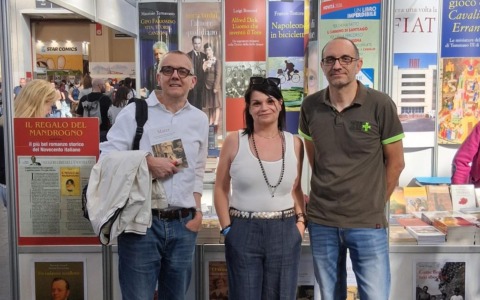 «Mater», una luce rossa accesa su Torino che illumina i ricordi dei «fratelli di culla»