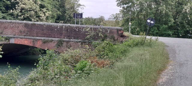 Auto precipita nel canale