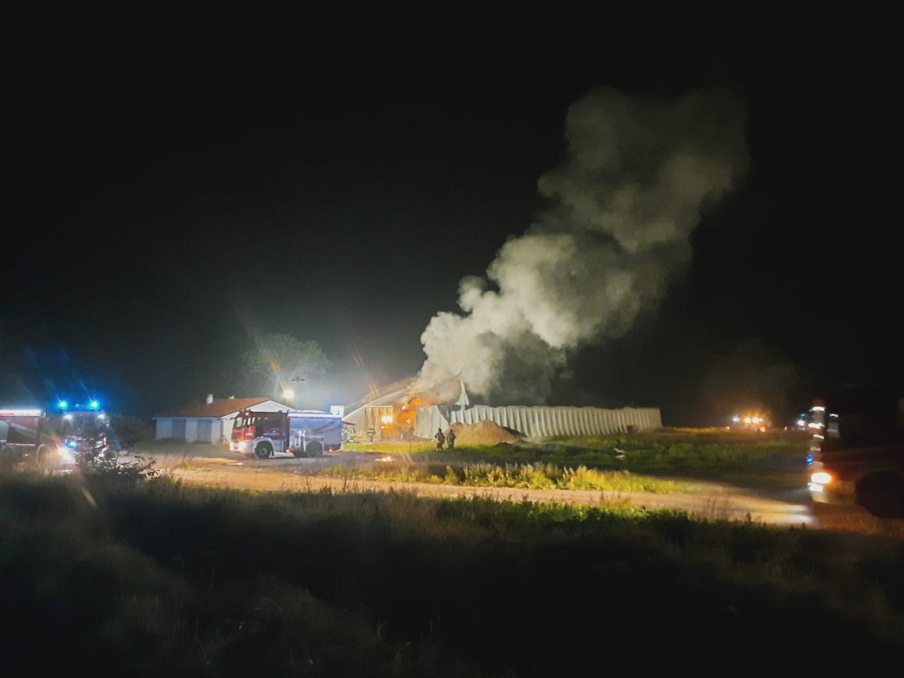 Incendio alla cooperativa Dora Baltea: fiamme in una trincea di insilato