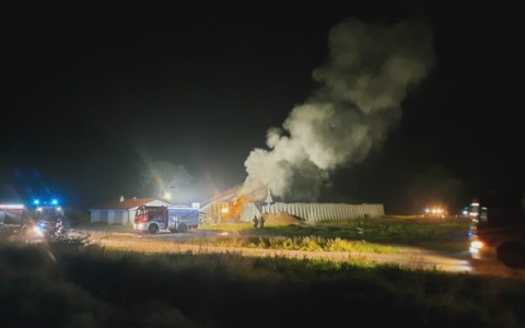 Incendio alla cooperativa Dora Baltea: fiamme in una trincea di insilato