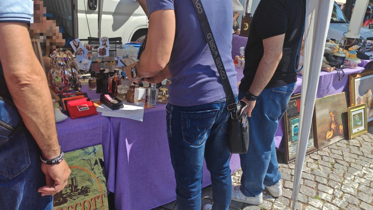 Blitz della Guardia di Finanza al Mercà d’la Tola: sequestrati profumi falsi