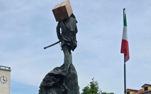 Sfregio al Monumento dei Bersaglieri, una scatola sulla statua