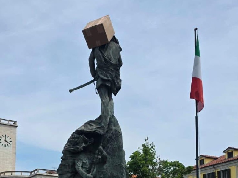 Sfregio al Monumento dei Bersaglieri, una scatola sulla statua