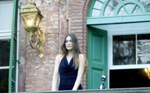 Carlà torna a casa: la Bruni in visita privata al Castello di Castagneto Po
