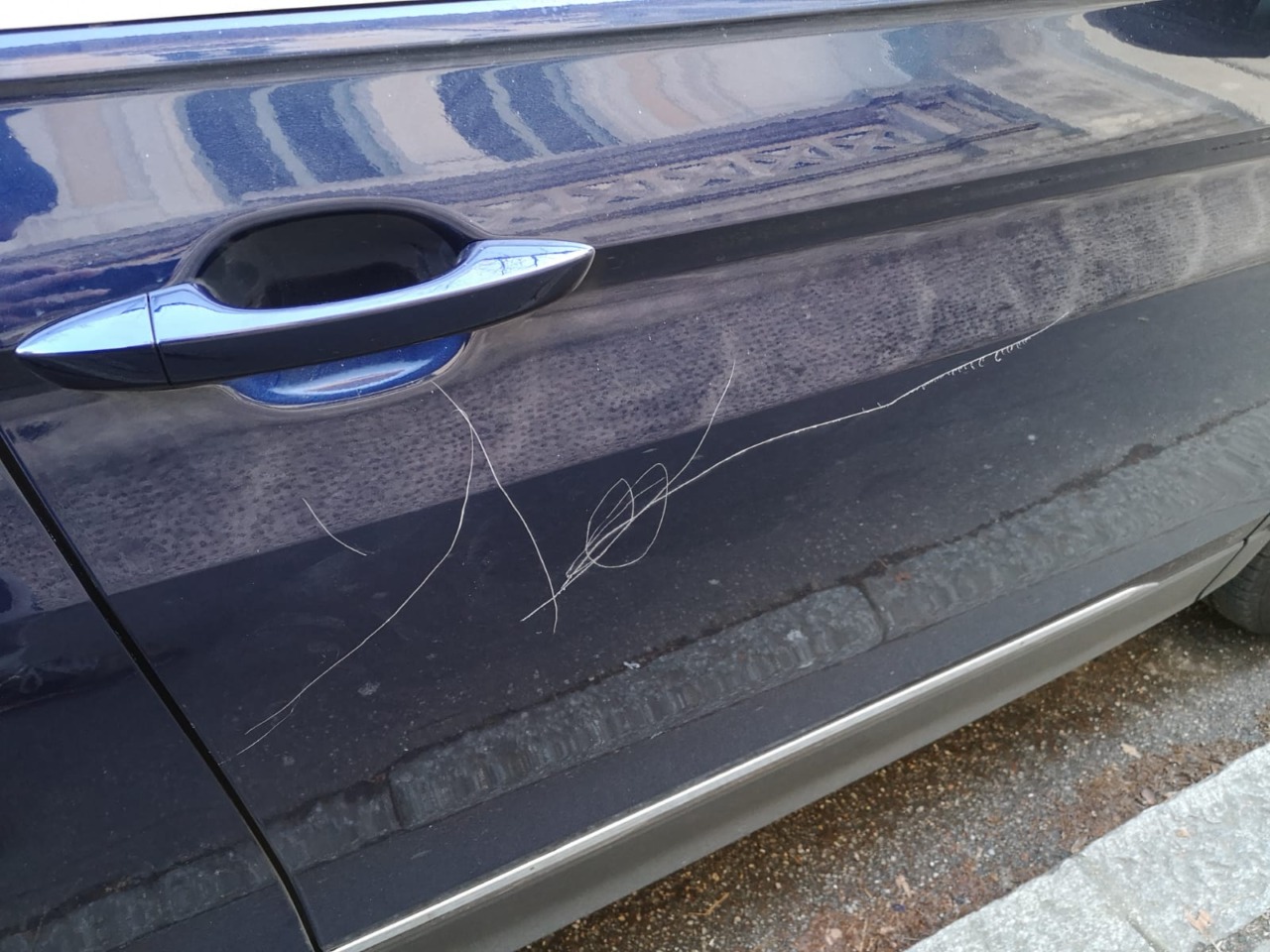 Ha rigato una Mercedes “per noia”: denunciata