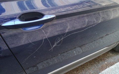 Ha rigato una Mercedes “per noia”: denunciata