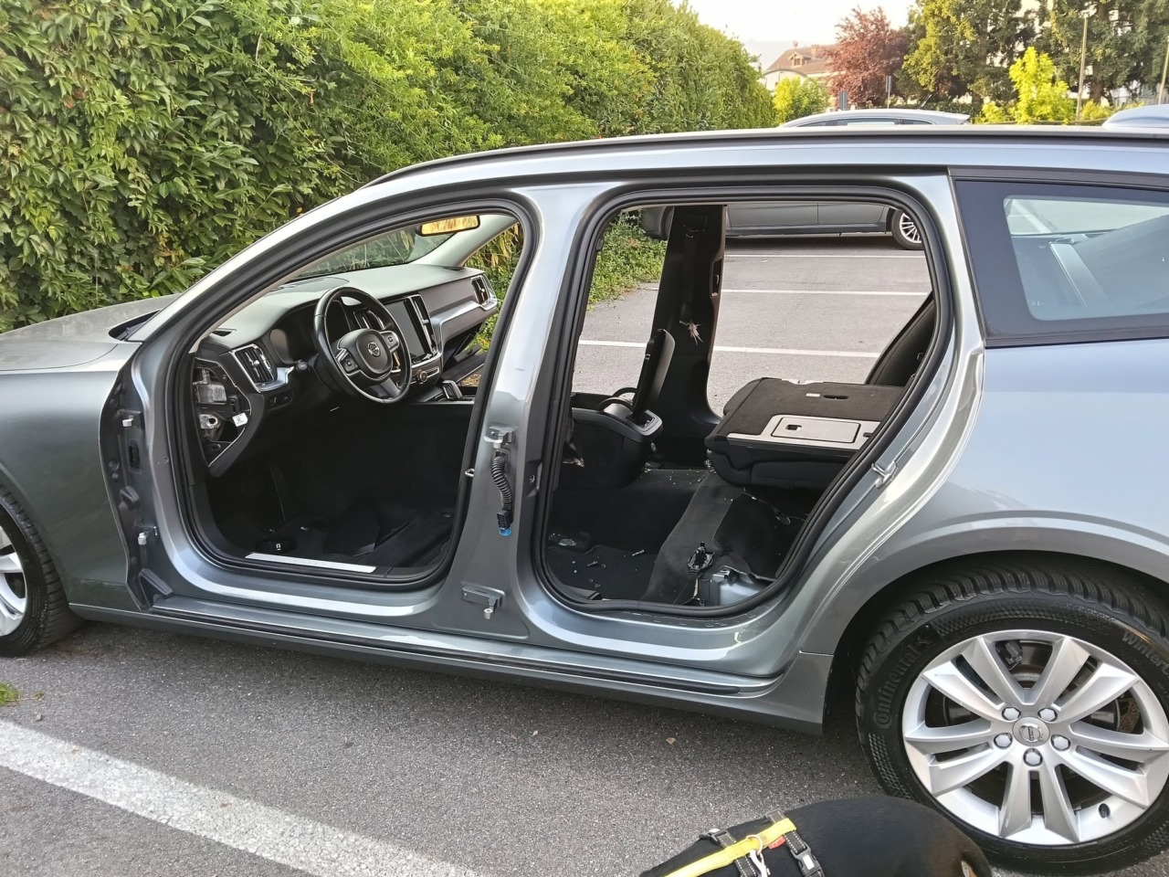 Volvo V60 “cannibalizzata” in un parcheggio di Brandizzo