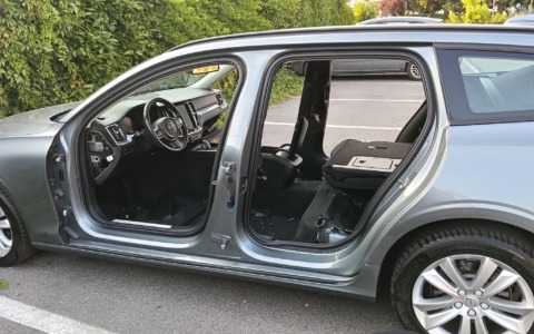 Volvo V60 “cannibalizzata” in un parcheggio di Brandizzo