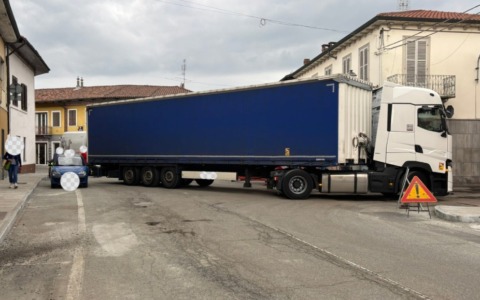 Tir rimane incastrato in centro, è caos